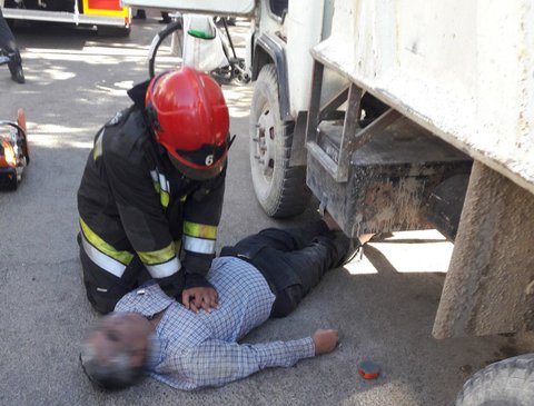 مرگ راننده کامیون به علت حبس در میان شاسی و اتاق عقب خودرو+تصاویر