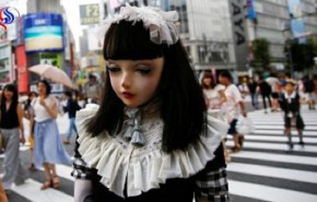 جولان اولین عروسک انسان‌نما در خیابان‌های ژاپن