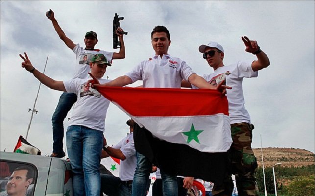 شادی مردم دیرالزور به دنبال نزدیک شدن ارتش سوریه به این شهر+ فیلم