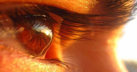 سه روش جراحی پر خطر برای تغییر رنگ چشم
