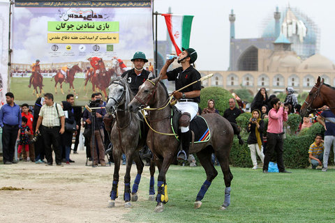 رژه چوگان‌بازان در خیابان سپاه و بازی نمادین در میدان نقش‌جهان