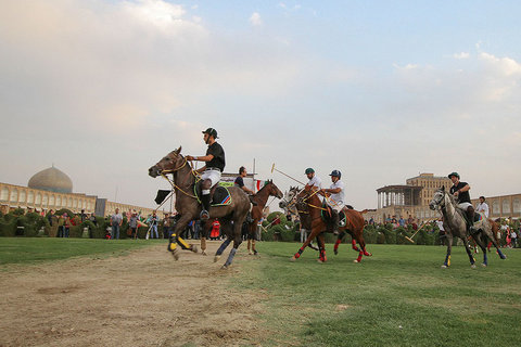رژه چوگان‌بازان در خیابان سپاه و بازی نمادین در میدان نقش‌جهان