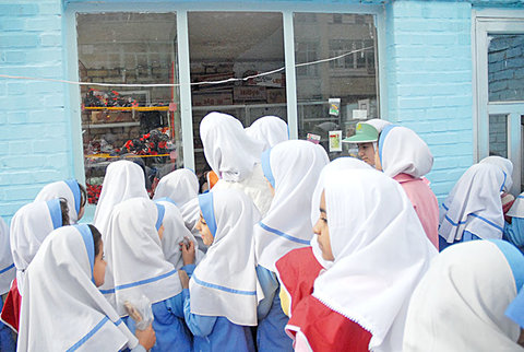 والدین به میان وعده دانش آموزان توجه کنند/ممنوعیت عرضه مواد غذایی غیرمفید در بوفه مدارس