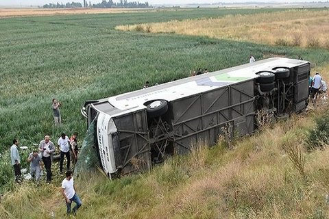 اتوبوس گردشگران اصفهانی در گردنه حیران واژگون شد/مصدومیت جدی ۱۰ نفر