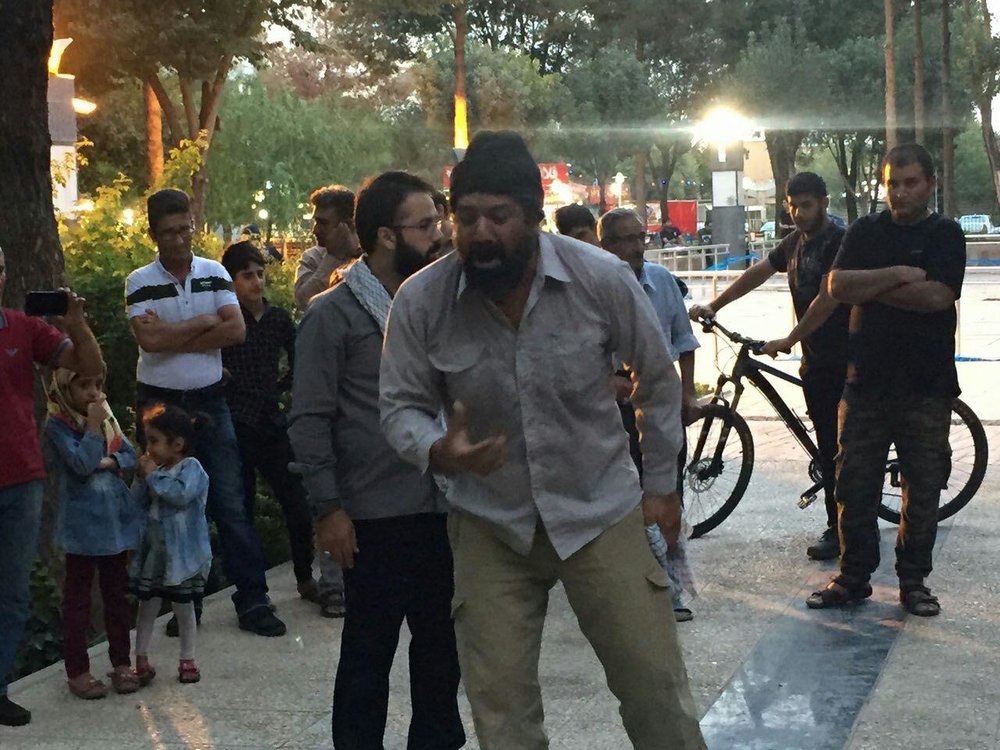 اجرای نمایش خیابانی «در انتظار گودی» در اصفهان