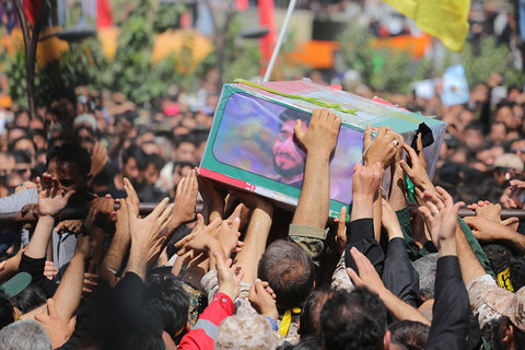 مراسم تشییع شهید حججی با حضور مردم و مقامات کشوری در نجف‌آباد (2)