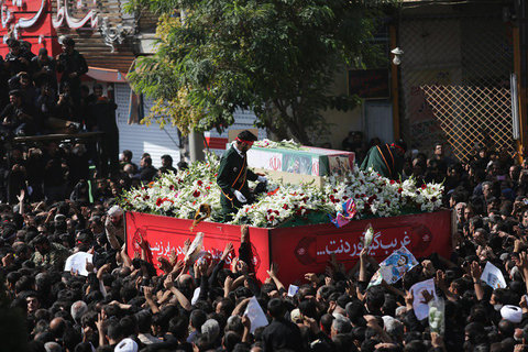 مراسم تشییع شهید حججی با حضور مردم و مقامات کشوری در نجف‌آباد (۱)
