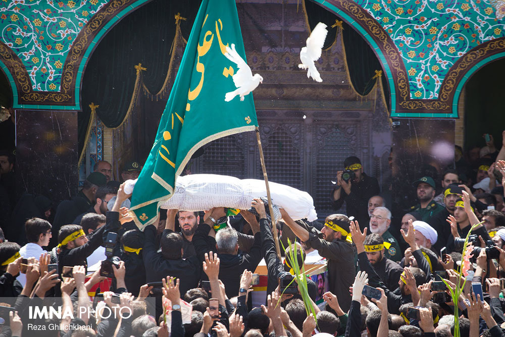 مراسم تشییع شهید حججی با حضور مردم و مقامات کشوری در نجف‌آباد (۲)