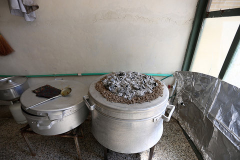 آیین سنتی توزیع نذری در روستای اراضی مبارکه