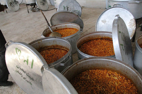توزیع غذای نذری در روستای راشنان