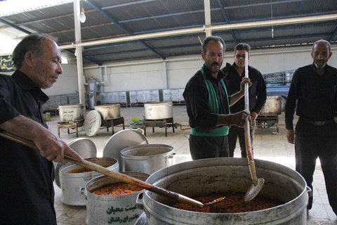 توزیع غذای نذری در روستای راشنان