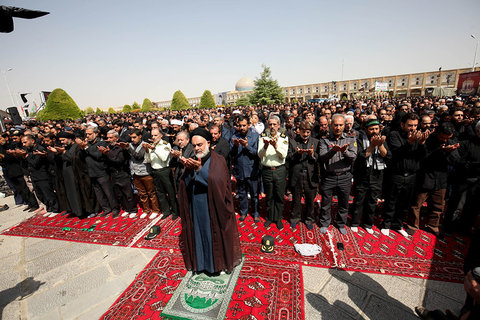 عزاداری و اقامه نماز ظهر عاشورا در میدان امام اصفهان