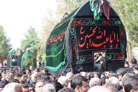 تجمع بزرگ عاشورائیان حسینی در بادرود برگزار شد 