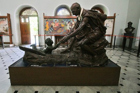 گشتی در خانه گاندی در بمبئی