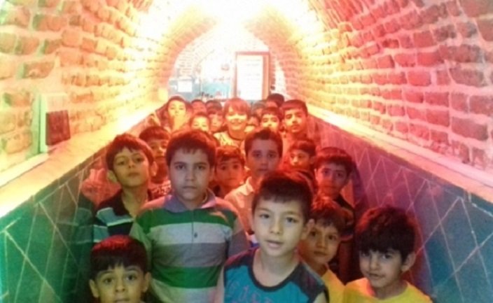 حضور کودکان در بناهای تاریخی استان به مناسبت روز جهانی کودک
