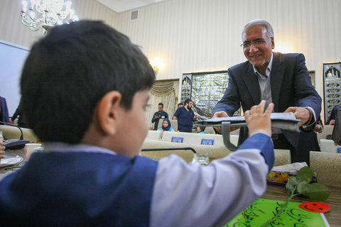 دیدار شهردار اصفهان با مدیر کل بهزیستی و جمعی از کودکان شهر به مناسبت هفته جهانی کودک