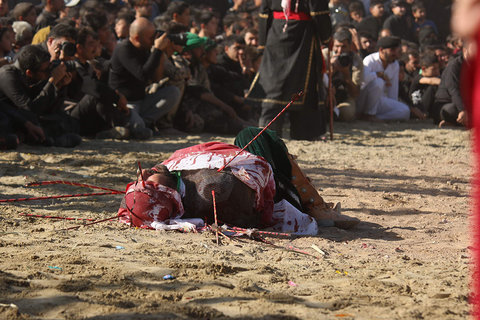 مراسم خیمه سوزانی همراه با مقتل‌خوانی- خمینی شهر
