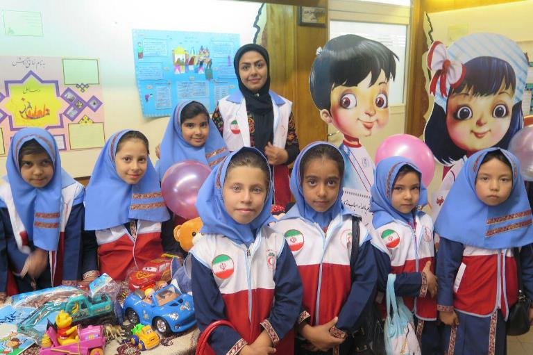 دانش‌آموزان نیازمند اصفهانی از بسته‌های لوازم‌التحریر هلال احمر بهره‌مند شدند