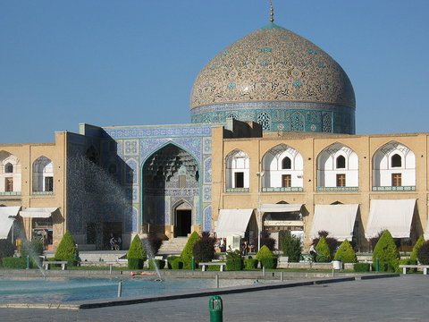 آجرهای لعاب‌دار گنبد مسجد شیخ لطف الله نصب شد