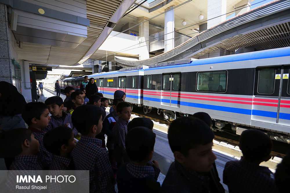 Isfahan students receive training for using metro