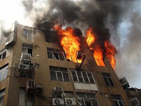 اطفای آتش‌سوزی ساختمان چهار طبقه در خیابان نیکبخت شرقی