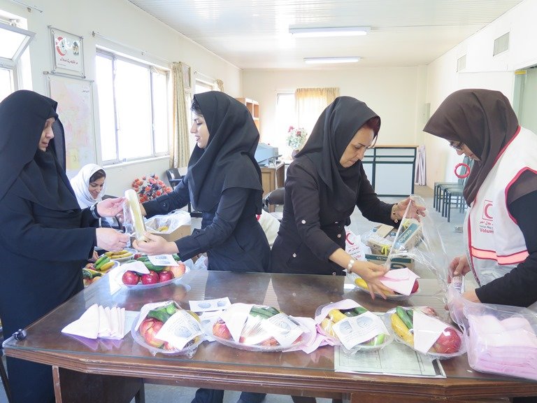 هفته ملی سلامت بانوان سیب سلامت در اصفهان توزیع  شد