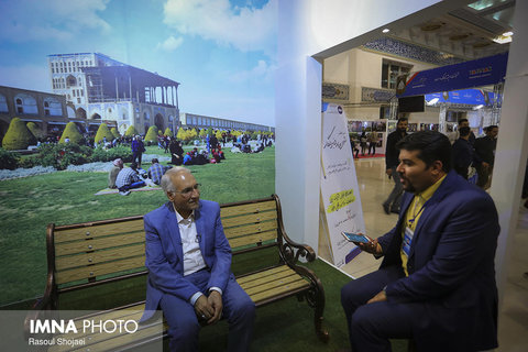 Isfahan mayor at IMNA pavilion