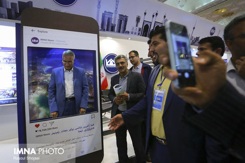 Isfahan mayor at IMNA pavilion