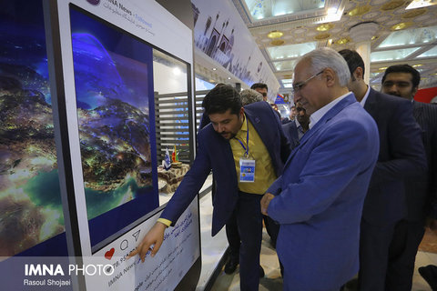 Isfahan mayor at IMNA pavilion