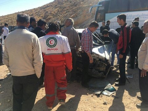 خواب‌آلودگی راننده علت واژگونی اتوبوس اصفهان-شیراز