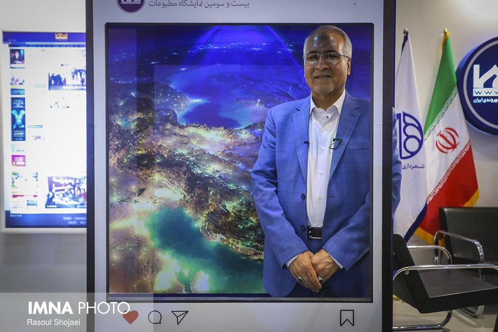 Mayor of Isfahan attends IMNA pavilion at 23rd Press Exhibition: