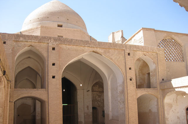 مرمت گنبد تاریخی مسجد باباعبدالله و فضاهای پیرامون آن