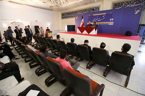 نشست خبری رئیس دانشگاه آزاد اسلامی در نمایشگاه مطبوعات