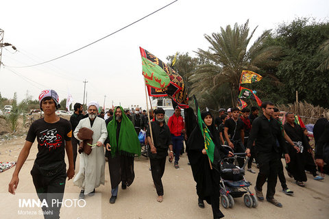 Arbaeen, walking pilgrims 