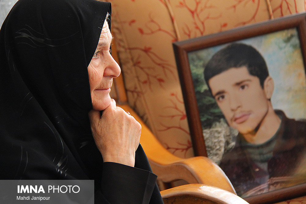 مادر شهید: زنده بود برای دفاع از حرم راهیش می کردم/پس از ۳۴ سال انتظارم به پایان رسید
