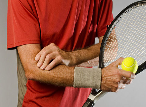 عارضه "آرنج تنیس بازان"؛ نتیجه یک آسیب ورزشی است