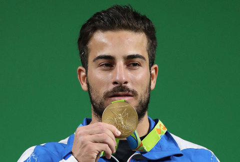 کیانوش رستمی مدال طلای المپیک خود را به حراج می‌گذارد