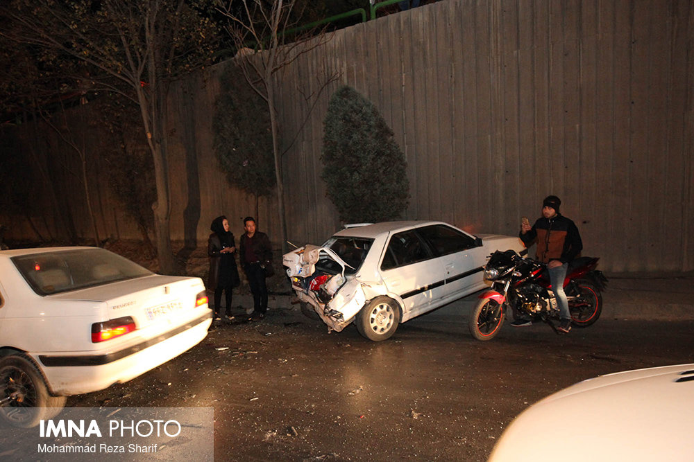 راننده حبس شده در خودرو پژو نجات یافت