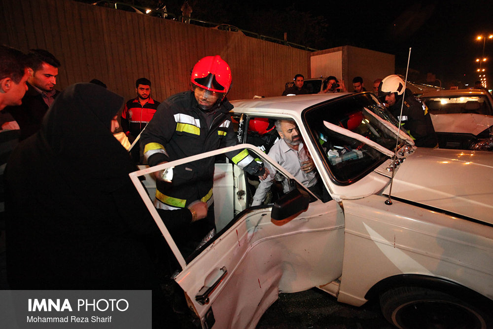 تصادف زنجیره‌ای در زیرگذر میدان احمدآباد