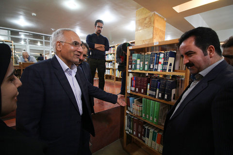 بازدید شهردار اصفهان از کتابخانه مرکزی به مناسبت روز کتاب و کتابخوانی‎