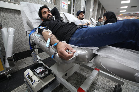 اهدای خون مردم اصفهان برای کمک به زلزله زدگان غرب کشور