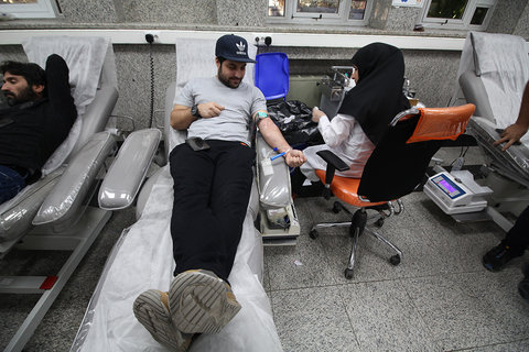 اهدای خون مردم اصفهان برای کمک به زلزله زدگان غرب کشور