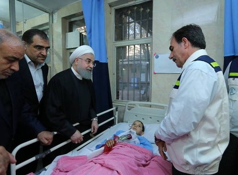  روحانی از مصدومان زلزله عیادت کرد+ عکس