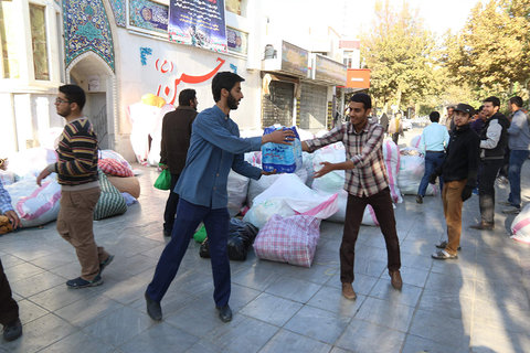 جمع آوری و ارسال کمک های مردم اصفهان به مناطق زلزله زده - مسجد نور باران‎