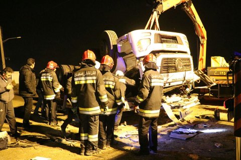 واژگونی یک دستگاه تریلر در شهر ابریشم + عکس