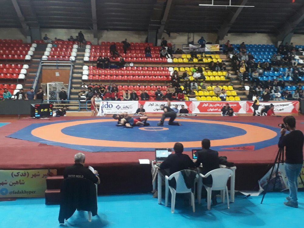 مسابقات کشتی آزاد قهرمانی کشور در اصفهان آغاز شد