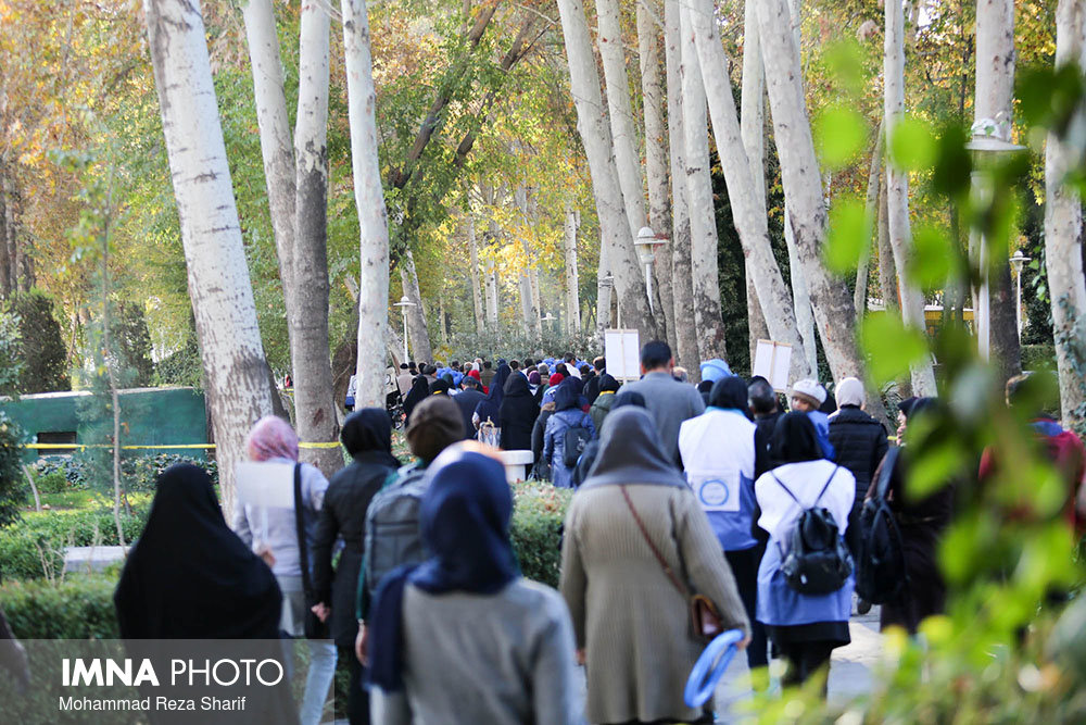 خانواده بزرگ ناشنوایان اصفهان در همایش پیاده‌روی + عکس
