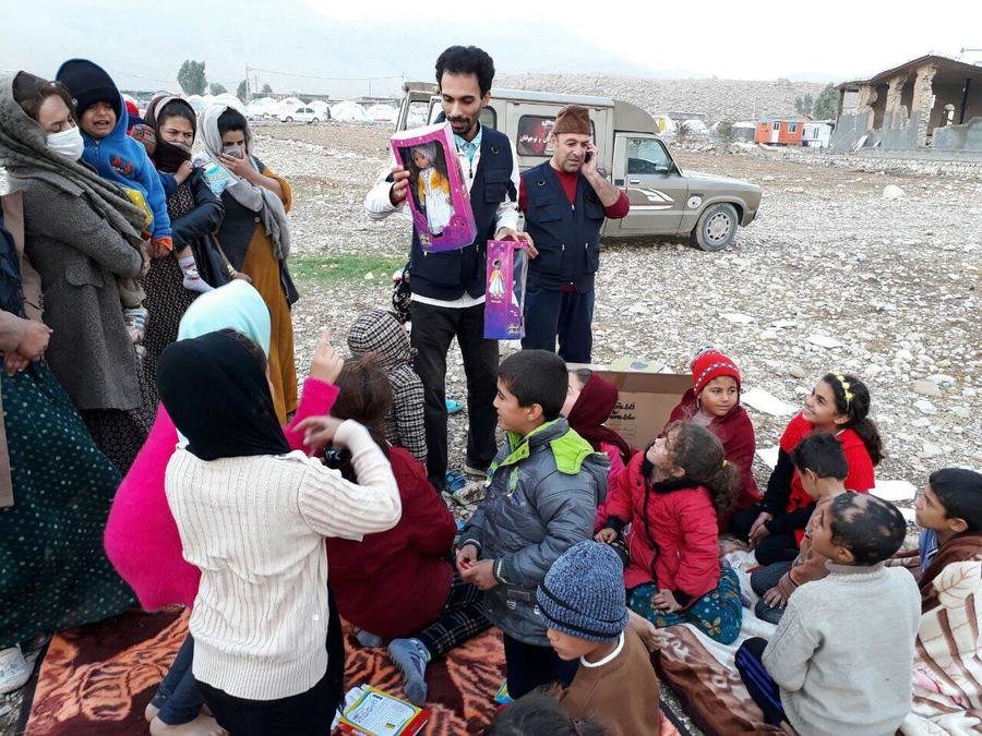 اهدای ۵هزار عروسک‌ دارا و سارا به کودکان زلزله‌زده کرمانشاه