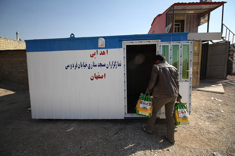 روند آماده سازی و بارگیری کانکس های اهدایی مردم اصفهان به مناطق زلزله زده غرب کشور