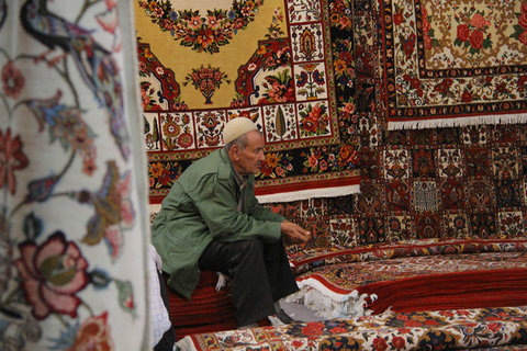 فرش‌های خارجی، فرش ایرانی را به عنوان کفپوش معرفی کرد/ضرورت ثبت برند فرش دستباف اصفهان